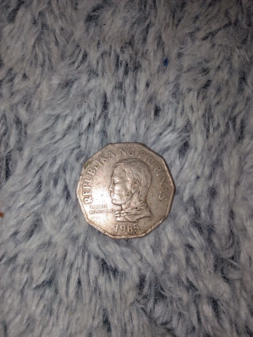 1985 Philippine 25 Sentimo Coin (Category: Currency) located in Manila. Submitted by daz_z (Listing ID 1438337618, Image 1). Description: - 1985 Philippine 25 Sentimo coin - Features a person and a plant design - Made of silver-colored metal - Authentic coin - Well-preserved condition.