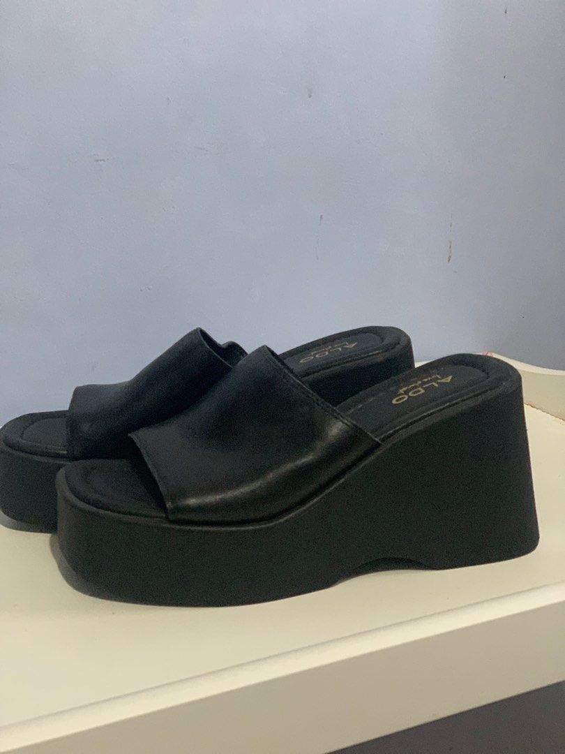Aldo Betta Leather Wedge Sandal (Black) (Category: Sandals) located in Burgos. Submitted by fayesfieldnotes (Listing ID 1438010785, Image 2). Description: Minimalist, chunky 90s-inspired platform aesthetic. Perfect for casual outings, beach trips, or daily wear..