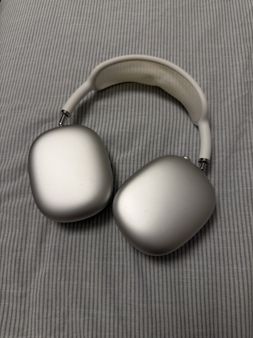 Apple Airpods Max V1 - Silver (Category: Headphones & Headsets) located in Pasig City. Submitted by enneil (Listing ID 1438416970, Image 1). Description: v1 (lightning cable) no box but comes with the white case headphones in good condition, all ports working no scratches bought in singapore doesn’t come with charging cord.