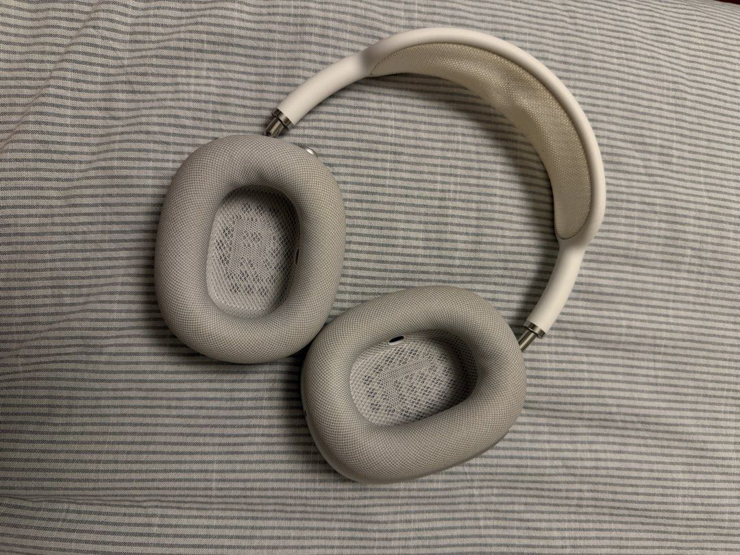 Apple Airpods Max V1 - Silver (Category: Headphones & Headsets) located in Pasig City. Submitted by enneil (Listing ID 1438416970, Image 3). Description: v1 (lightning cable) no box but comes with the white case headphones in good condition, all ports working no scratches bought in singapore doesn’t come with charging cord.