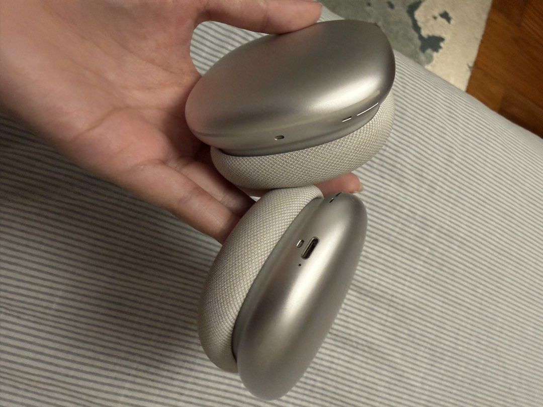 Apple Airpods Max V1 - Silver (Category: Headphones & Headsets) located in Pasig City. Submitted by enneil (Listing ID 1438416970, Image 2). Description: v1 (lightning cable) no box but comes with the white case headphones in good condition, all ports working no scratches bought in singapore doesn’t come with charging cord.