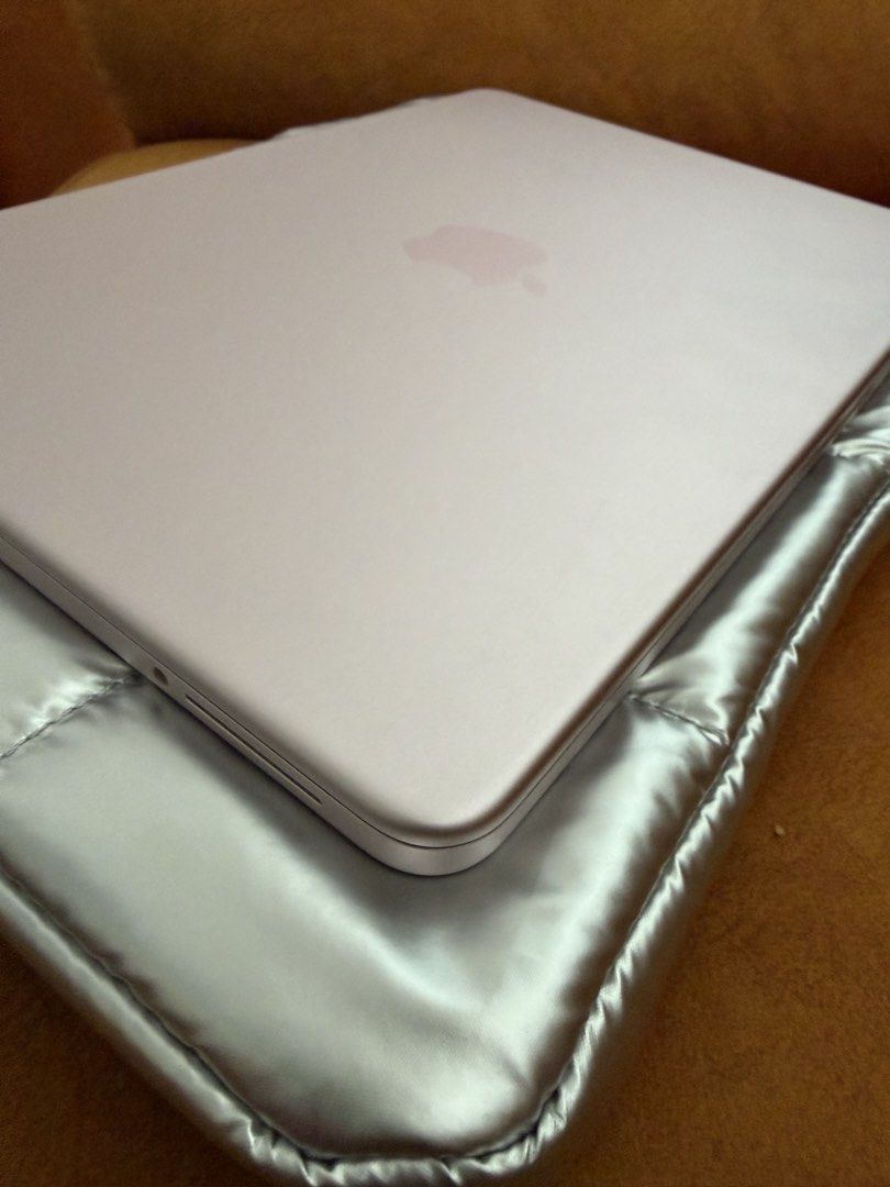 Apple MacBook NEO 512gb with Silver Case456381356532060161