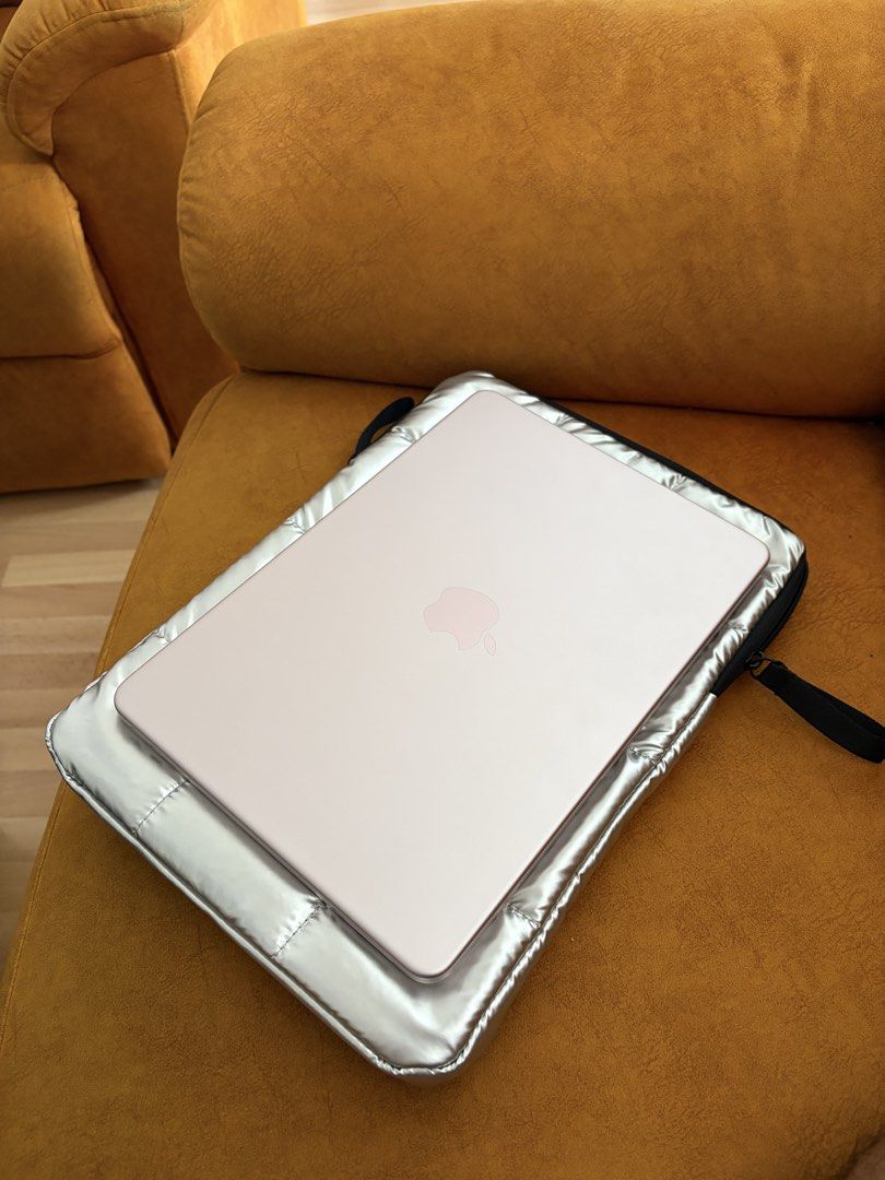 Apple MacBook NEO 512gb with Silver Case456381356532060160