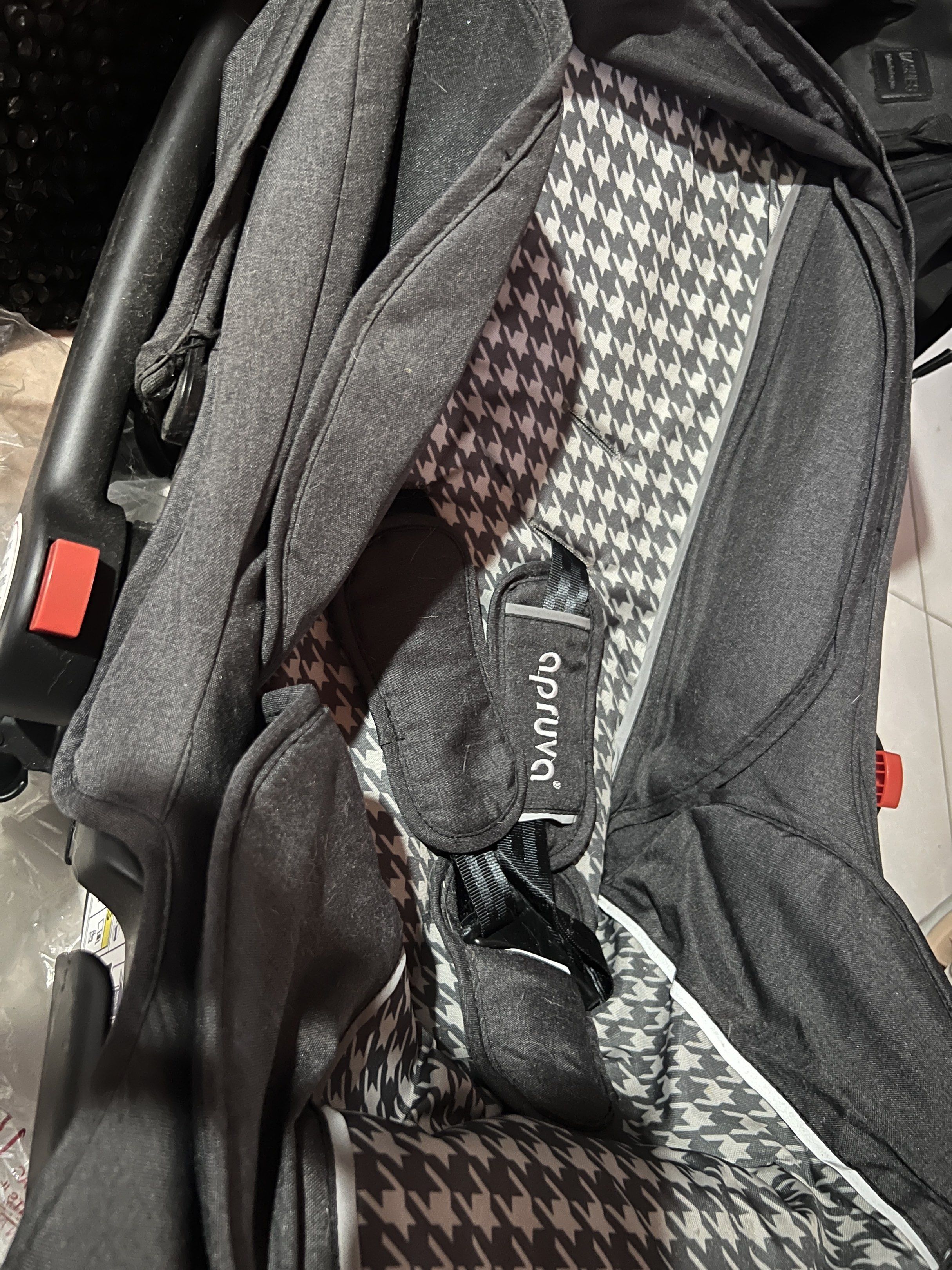 APRUVA CAR SEAT (Category: Car Seats) located in Valenzuela. Submitted by ynethanne (Listing ID 1438315809, Image 1). Description: APRUVA CAR SEAT 📍 Valenzuela City.