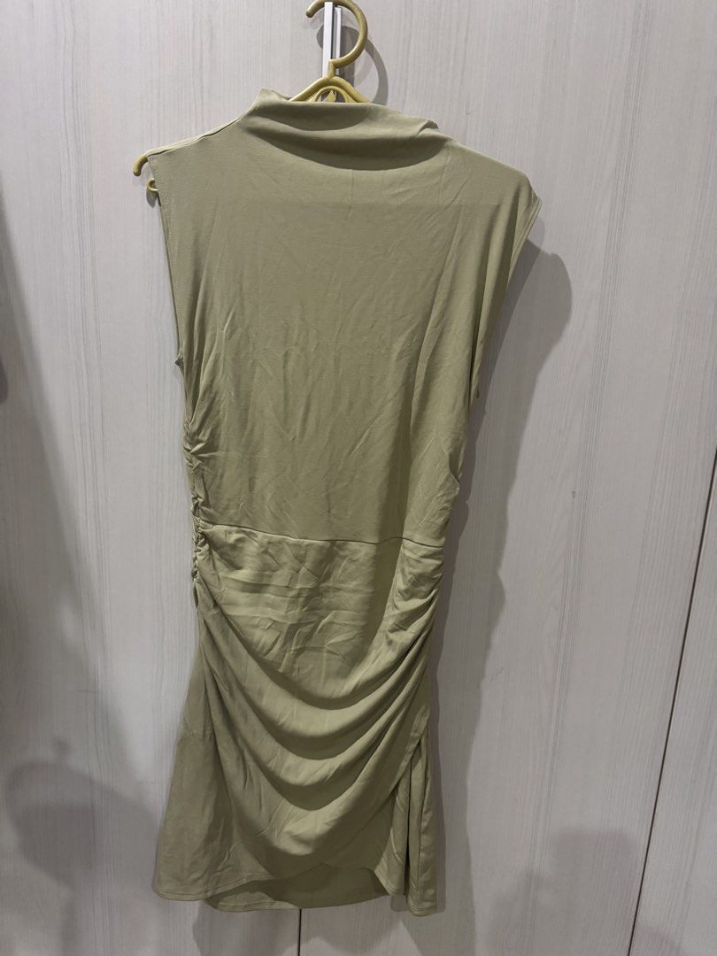 Aritzia R1C Boulevard Dress (Category: Dresses) located in Pasig City. Submitted by misslynx (Listing ID 1438394598, Image 2). Description: New Cut-tagged.