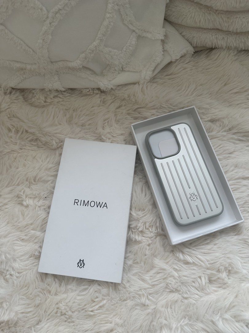 Authentic Rimowa Iphone 15Pro case (Category: Cases & Sleeves) located in Quezon City. Submitted by reginapakaiguecristobal (Listing ID 1438349453, Image 1). Description: 📱 AUTHENTIC RIMOWA iPhone 15 Pro Case (Grey / Titanium / Silver Tone) 💰 Price: ₱2,000 (fixed / last price) 📍 Location: Quezon City (Meet-up: Vertis North / Trinoma / SM North) 🚚 Can do meet-up or pick-up nearby.