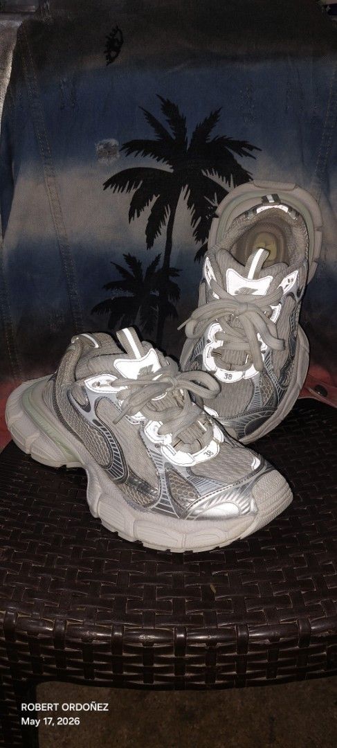 Balenciaga 3XL Sneakers (Category: Sneakers) located in Candelaria. Submitted by RHOBZ29 (Listing ID 1438471645, Image 1). Description: - Balenciaga 3XL Sneakers - Light Grey Colorway - Size: EUR 38, US 5, JP 25 - Chunky Sole Design - Reflective Accents - Signs of Wear: Visible sole wear and creasing on the upper..