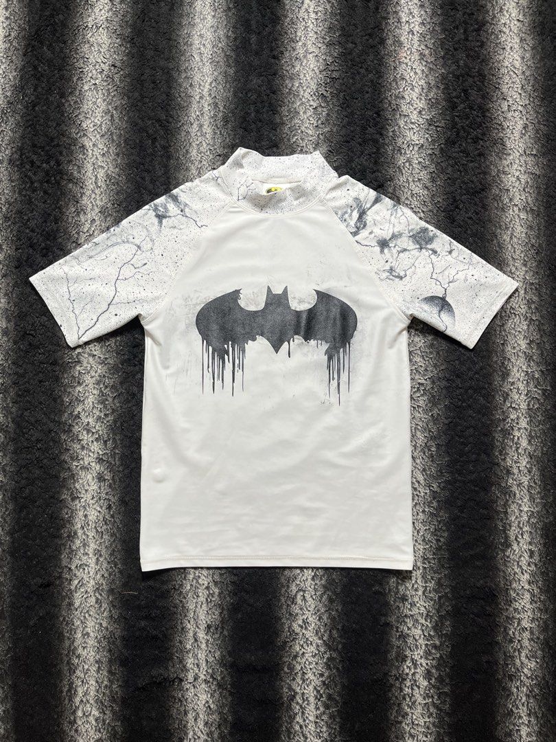 Batman DC s21 Youngla gymshark vibes compression shirt (Category: Activewear) located in Manila. Submitted by z_enzo (Listing ID 1438361221, Image 1). Description: When worn reference 5’8 58kg condition: 7/10 Color rate: 8/10 measurements : 24/16.5 (youthsize on tag, best fit s-m) issue : Sticky front print (idk if normal) 📌Garments are washed, clean, & ready to wear 📌Color may vary from the photo shown 📌 Payment first basis [TAGS] : Youngla g