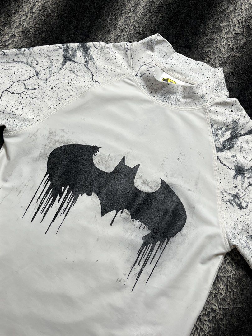 Batman DC s21 Youngla gymshark vibes compression shirt (Category: Activewear) located in Manila. Submitted by z_enzo (Listing ID 1438361221, Image 2). Description: When worn reference 5’8 58kg condition: 7/10 Color rate: 8/10 measurements : 24/16.5 (youthsize on tag, best fit s-m) issue : Sticky front print (idk if normal) 📌Garments are washed, clean, & ready to wear 📌Color may vary from the photo shown 📌 Payment first basis [TAGS] : Youngla g
