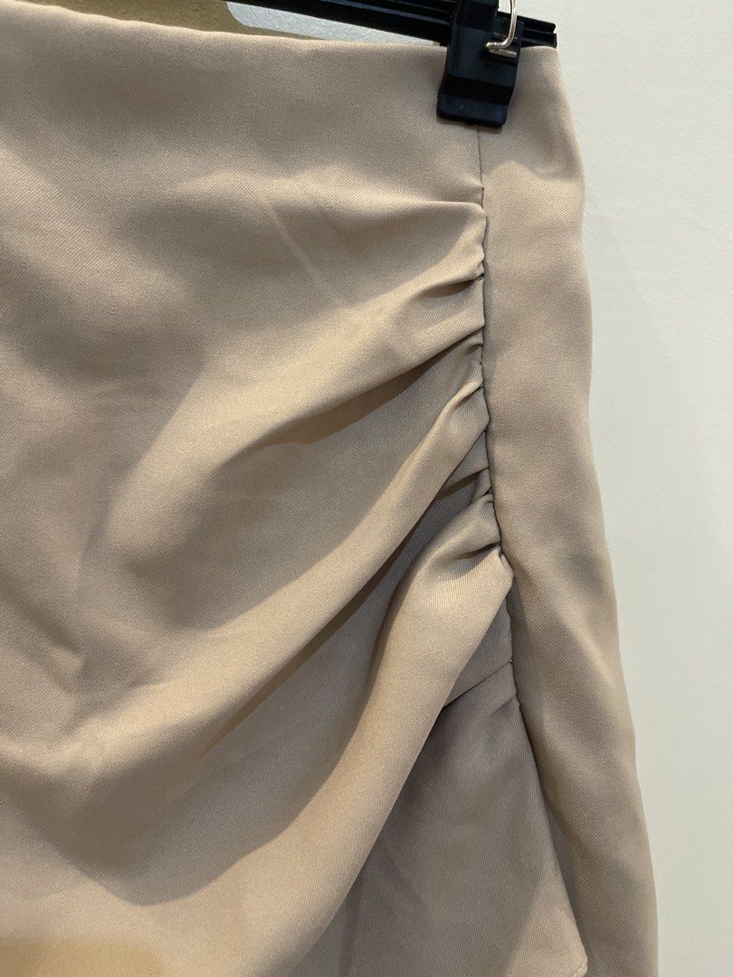Beige Ruched Mini Skirt (Category: Skirts) located in Batangas. Submitted by samscloset_ (Listing ID 1438321515, Image 2). Description: - Beige mini skirt - Stylish ruched side detail - Comfortable elastic waistband - Smooth, likely woven fabric 26-27w 16in length .