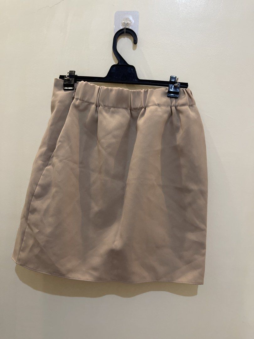 Beige Ruched Mini Skirt (Category: Skirts) located in Batangas. Submitted by samscloset_ (Listing ID 1438321515, Image 3). Description: - Beige mini skirt - Stylish ruched side detail - Comfortable elastic waistband - Smooth, likely woven fabric 26-27w 16in length .