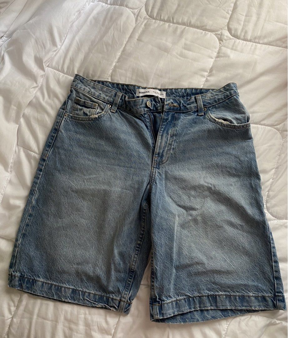 Bershka Denim Shorts Style 2 (Category: Shorts) located in Marikina City. Submitted by mixnmatcha (Listing ID 1438346291, Image 1). Description: PLEASE READ!! ☘️ - Bought years ago during the jorts trend - normal denim material (medj different with style 1, check my page) - stops above the knee - rfs: not my style anymore .