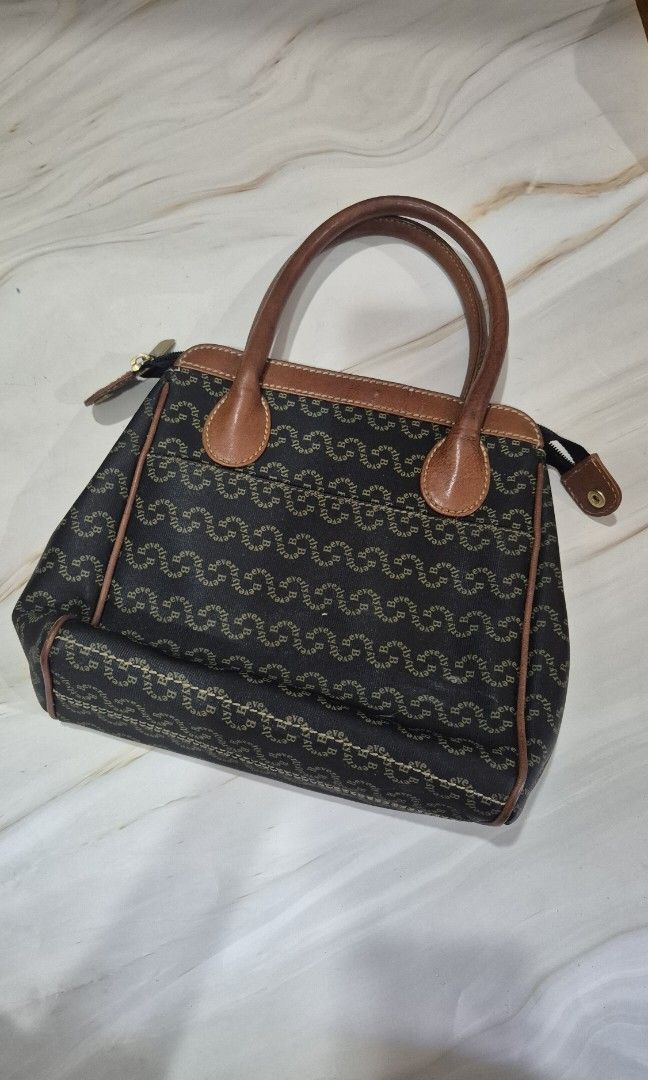 Beverly Purse (Category: Luxury Bags & Wallets) located in Pasig City. Submitted by zenzen1010 (Listing ID 1438314924, Image 2). Description: Hi All, Im selling this Beverly Purse. The item is good as new. No Flaws. Made with very durable leather. Item is made and purchased in Paris France DM for more info. Thanks.