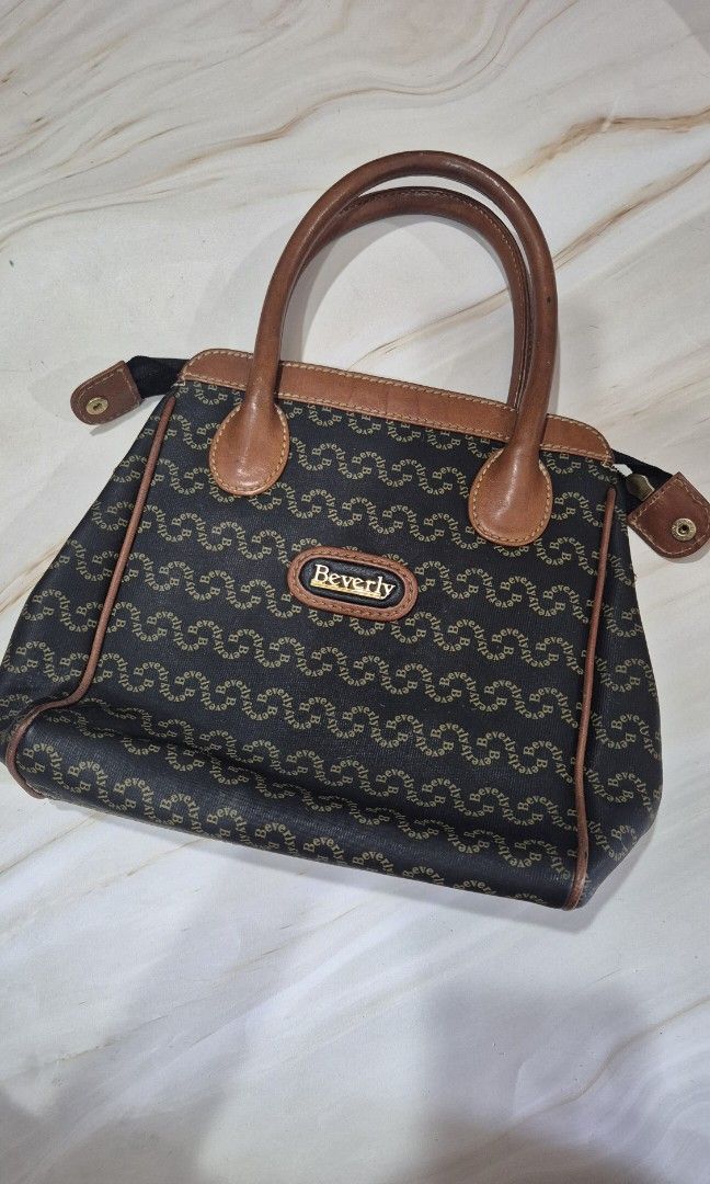 Beverly Purse (Category: Luxury Bags & Wallets) located in Pasig City. Submitted by zenzen1010 (Listing ID 1438314924, Image 1). Description: Hi All, Im selling this Beverly Purse. The item is good as new. No Flaws. Made with very durable leather. Item is made and purchased in Paris France DM for more info. Thanks.