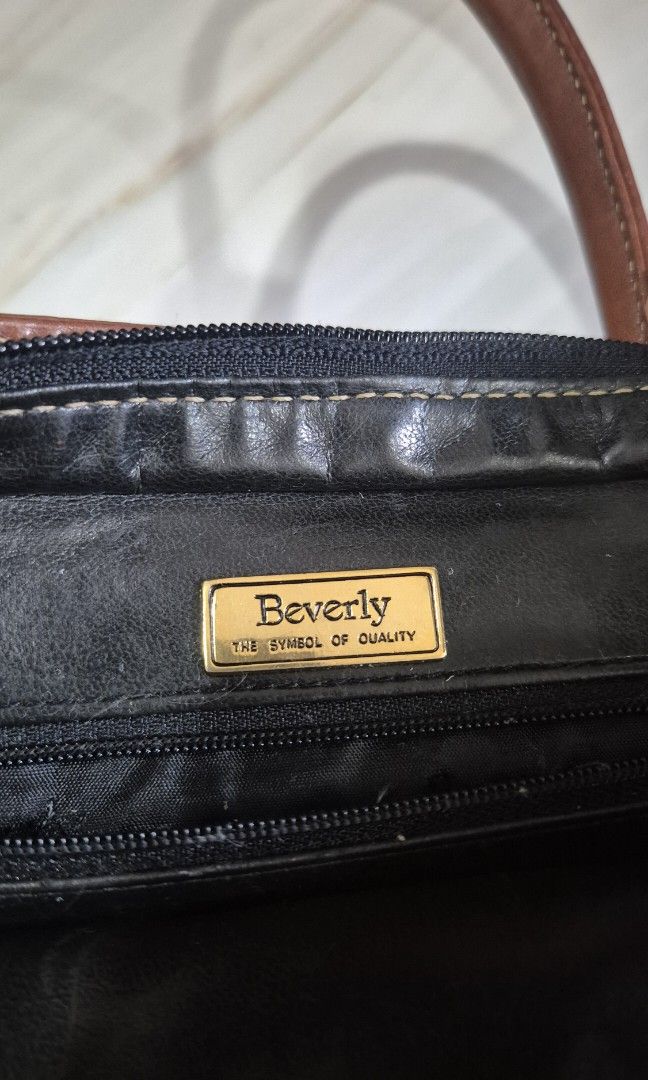 Beverly Purse (Category: Luxury Bags & Wallets) located in Pasig City. Submitted by zenzen1010 (Listing ID 1438314924, Image 3). Description: Hi All, Im selling this Beverly Purse. The item is good as new. No Flaws. Made with very durable leather. Item is made and purchased in Paris France DM for more info. Thanks.
