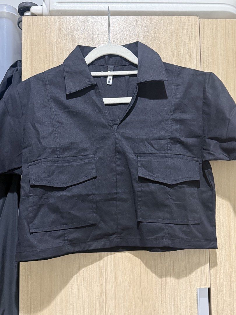 Black Crop Top with Pockets (Category: Others Tops) located in Quezon City. Submitted by bea3s (Listing ID 1438478749, Image 3). Description: - Black crop top - Collared neckline - V-neck design - Short sleeves - Two front pockets - Lightweight fabric - Perfect for warm weather - Size tag visible - Never use.