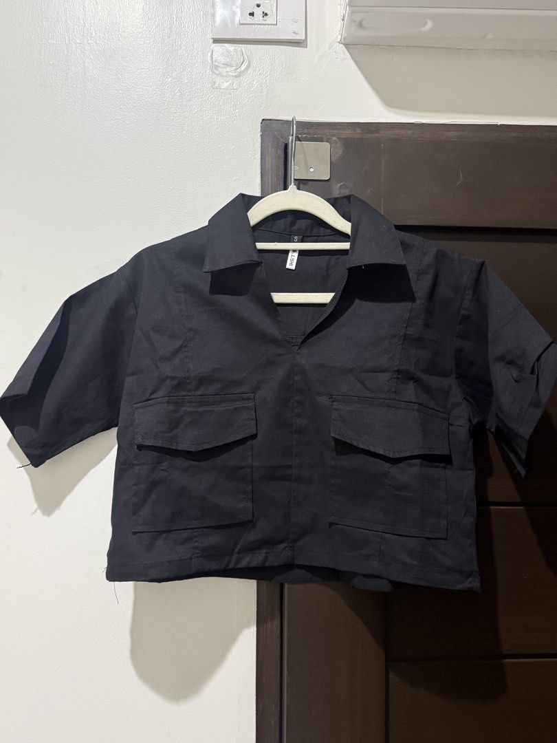Black Crop Top with Pockets (Category: Others Tops) located in Quezon City. Submitted by bea3s (Listing ID 1438478749, Image 1). Description: - Black crop top - Collared neckline - V-neck design - Short sleeves - Two front pockets - Lightweight fabric - Perfect for warm weather - Size tag visible - Never use.