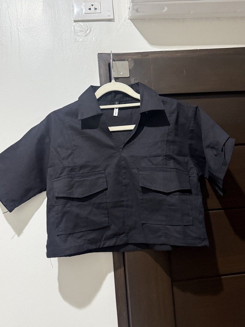 Black Crop Top with Pockets (Category: Others Tops) located in Quezon City. Submitted by bea3s (Listing ID 1438478749, Image 2). Description: - Black crop top - Collared neckline - V-neck design - Short sleeves - Two front pockets - Lightweight fabric - Perfect for warm weather - Size tag visible - Never use.