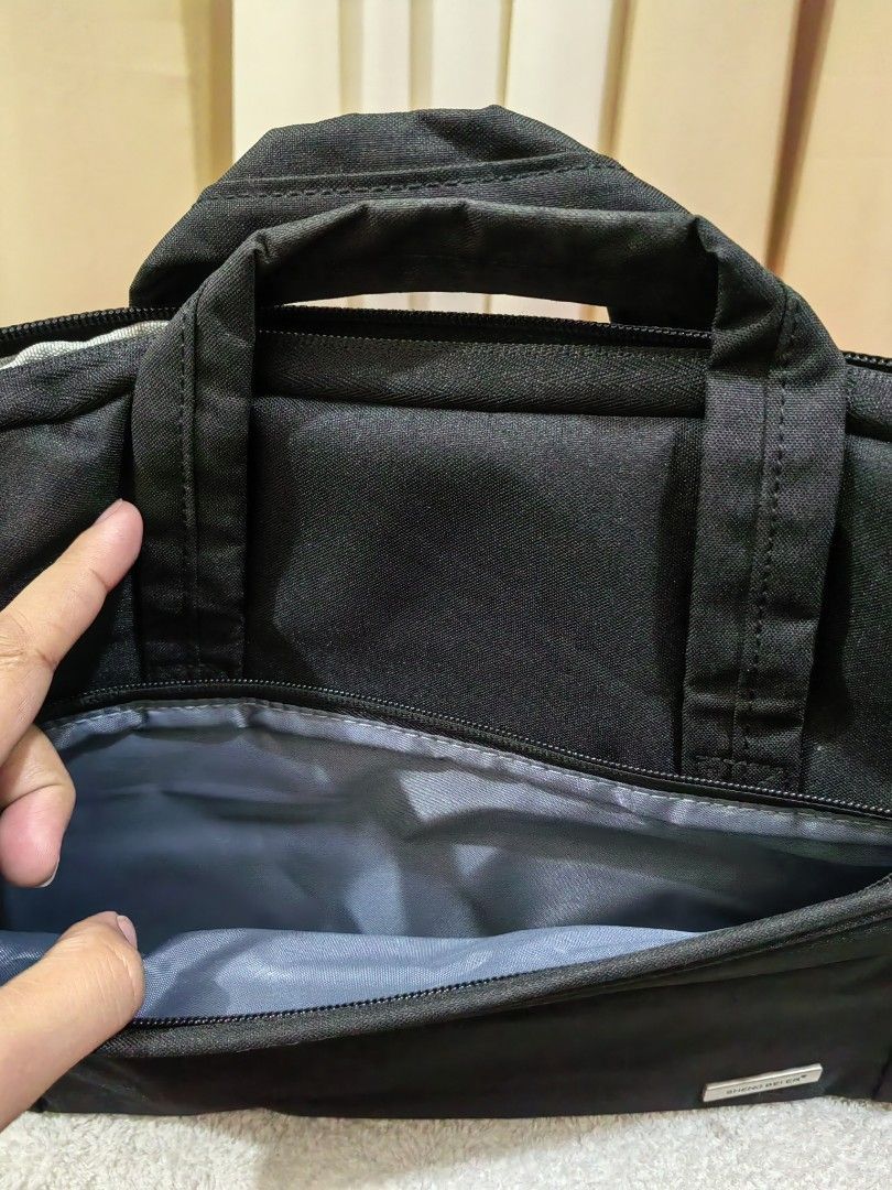 Black Laptop Bag (Category: Laptop Bags & Sleeves) located in Makati City. Submitted by prelovedtreatedwithlove (Listing ID 1438464793, Image 2). Description: - Black laptop bag - With a handle - Zippered front pocket - Main compartment - Gray interior - Made of durable material - 14 inches - no issue .