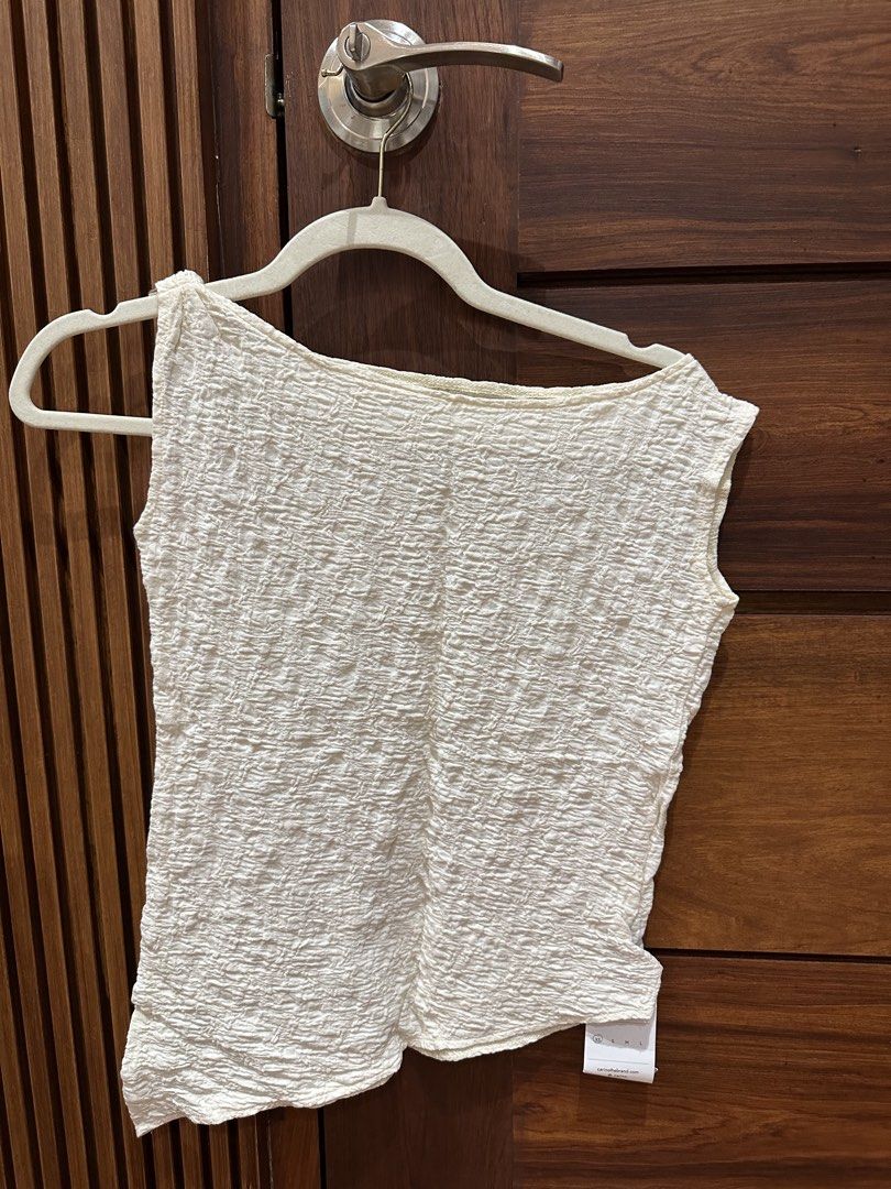Carino Textured Sleeveless Top (Category: Sleeveless) located in Manila. Submitted by mdeclutterrr (Listing ID 1438408843, Image 1). Description: Carino the brand White asymmetrical textured top Size XS Brand new with tags.