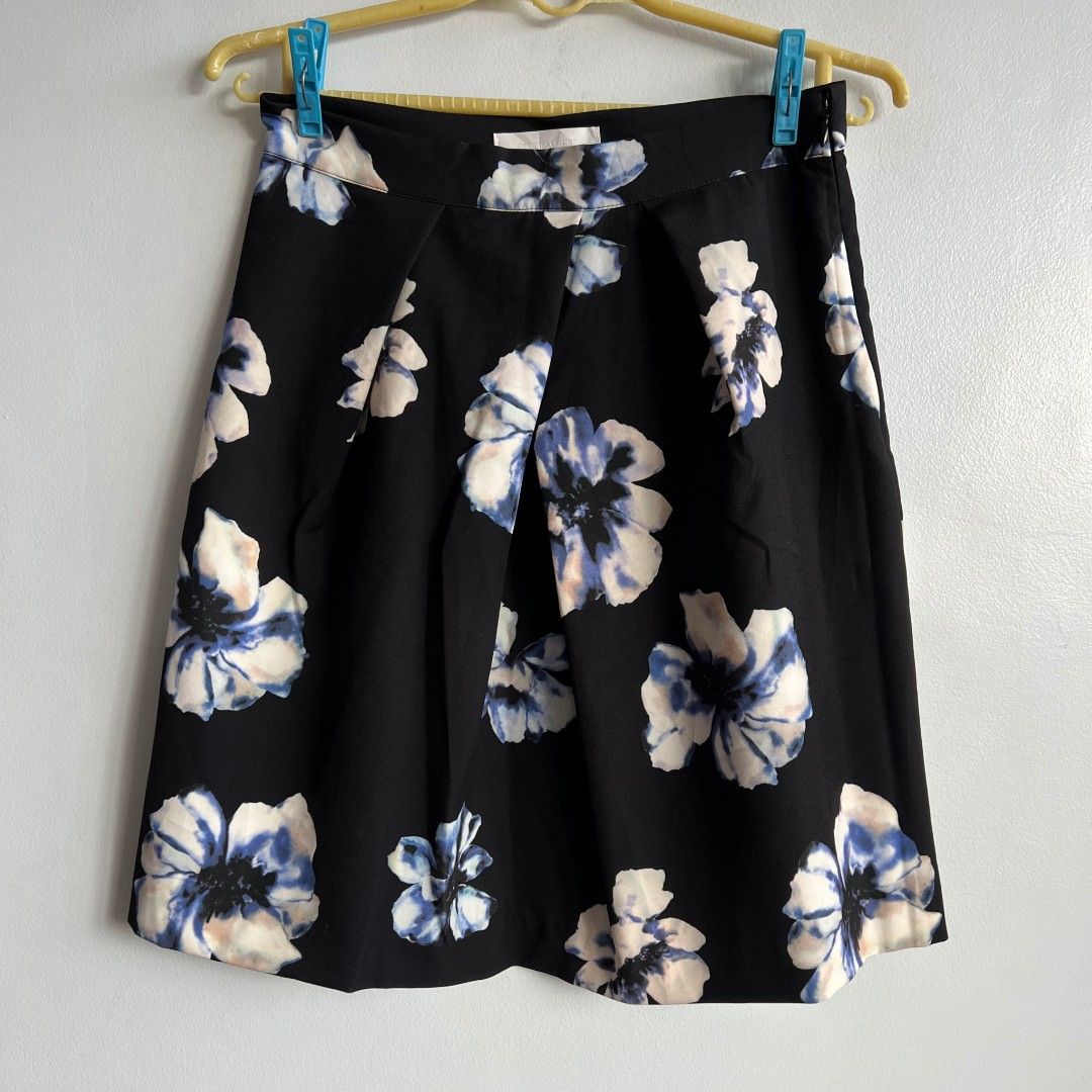 Cecil McBee Floral Pleated Skirt (Category: Skirts) located in Quezon City. Submitted by all_items_50_each (Listing ID 1438395144, Image 2). Description: Cecil McBee Floral Pleated Skirt side zip, lining Size on tag: M Fits 26" Measurements posted for reference 💲ALL ITEMS 50 💰MOP: GCASH ➕Add shipping fee ❌NO rush shipping, meet up, haggling ✔️for rush, use grab/lalamove 🚫NO return, refund, exchange ⚠️Please manage your expectations (used/prelo