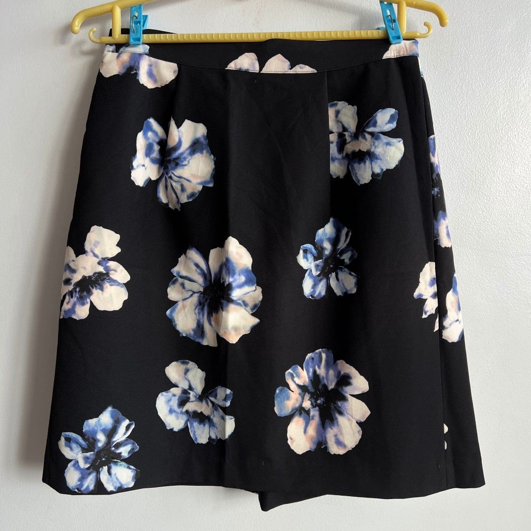 Cecil McBee Floral Pleated Skirt (Category: Skirts) located in Quezon City. Submitted by all_items_50_each (Listing ID 1438395144, Image 3). Description: Cecil McBee Floral Pleated Skirt side zip, lining Size on tag: M Fits 26" Measurements posted for reference 💲ALL ITEMS 50 💰MOP: GCASH ➕Add shipping fee ❌NO rush shipping, meet up, haggling ✔️for rush, use grab/lalamove 🚫NO return, refund, exchange ⚠️Please manage your expectations (used/prelo