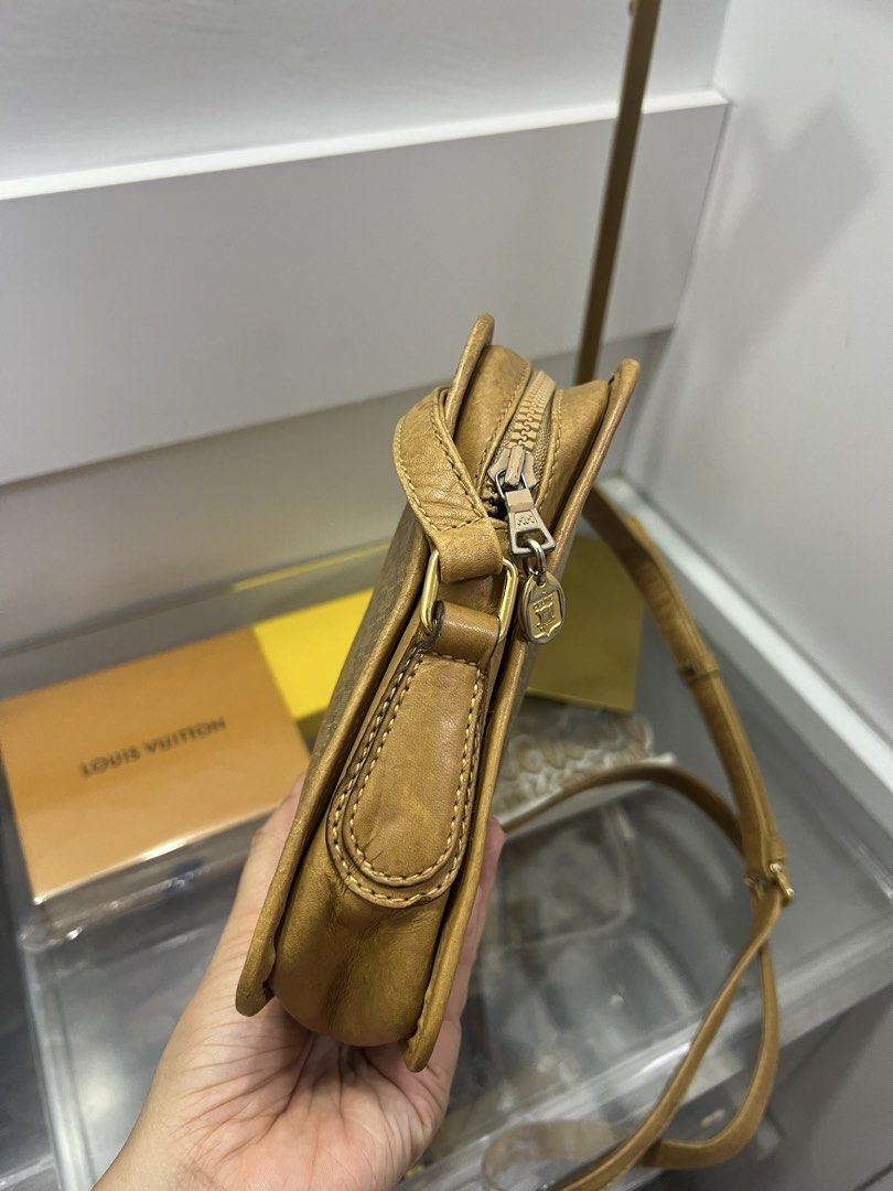 Celine Macadam Crossbody Vintage (Category: Luxury Bags & Wallets) located in Cabanatuan. Submitted by cristalyngonzales (Listing ID 1438490597, Image 3). Description: Signs of usages discoloration and last pic Still in good cond .