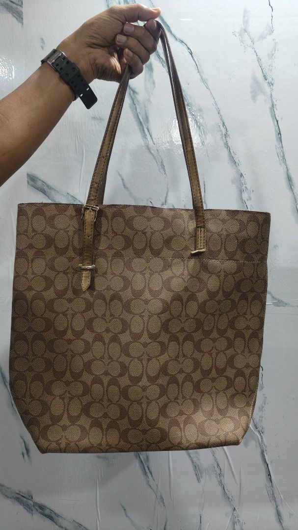 Coach Signature Tote Bag (Category: Luxury Bags & Wallets) located in Caloocan City. Submitted by aliling30 (Listing ID 1438304343, Image 1). Description: - Secure zip closure - Interior zip pocket - Silver-toned hardware -.