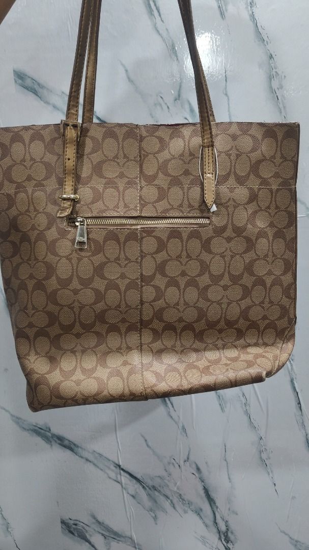 Coach Signature Tote Bag (Category: Luxury Bags & Wallets) located in Caloocan City. Submitted by aliling30 (Listing ID 1438304343, Image 2). Description: - Secure zip closure - Interior zip pocket - Silver-toned hardware -.