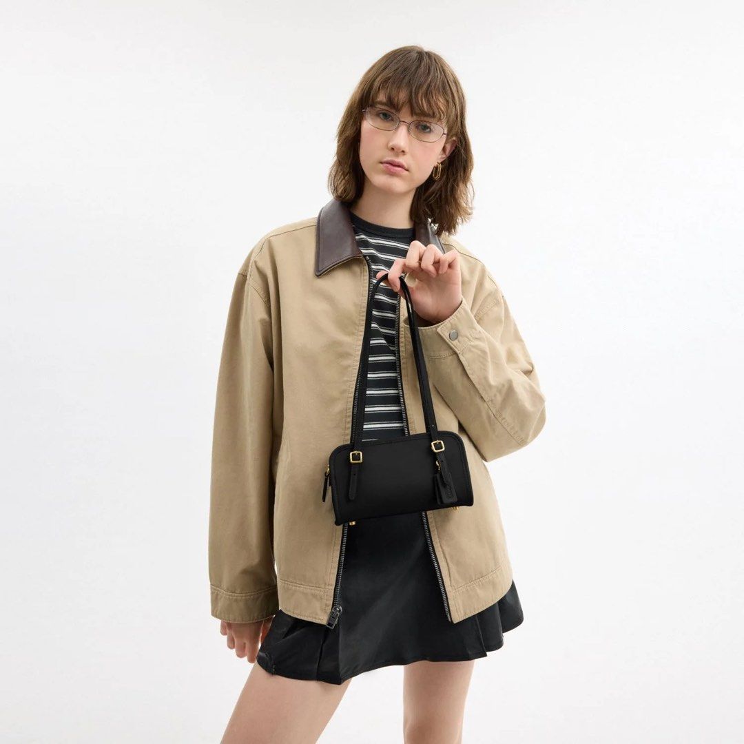 Coach Swing Zip 20 black (Category: Luxury Bags & Wallets) located in Legazpi City. Submitted by thebagbragbyjojo (Listing ID 1438310081, Image 2). Description: Brand new with tag, cc and dust bag So classy! Timeless!.