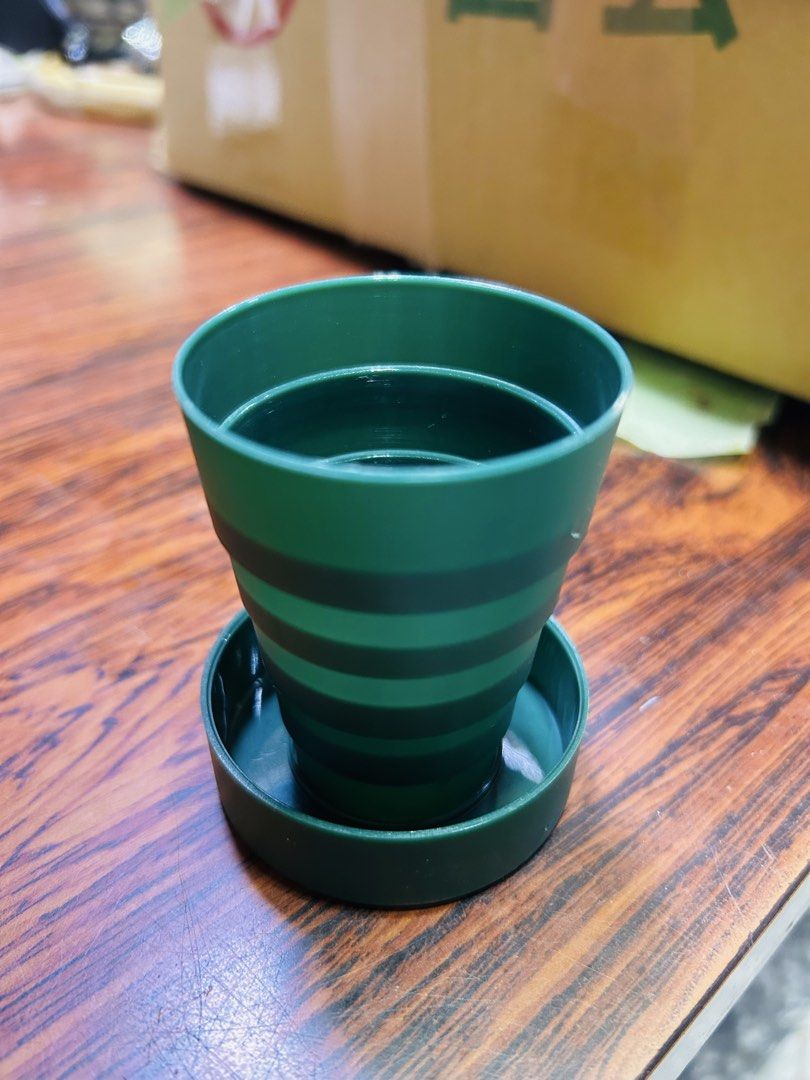 Collapsible Green Cup with Lid (Category: Water Bottles & Tumblers) located in Manila. Submitted by starbalesukandjapansurplus (Listing ID 1438386296, Image 3). Description: - Green collapsible cup - Includes matching lid - Made of flexible, silicone-like material - Collapsible design for compact storage - Small base doubles as a lid - Ideal for travel and everyday use.