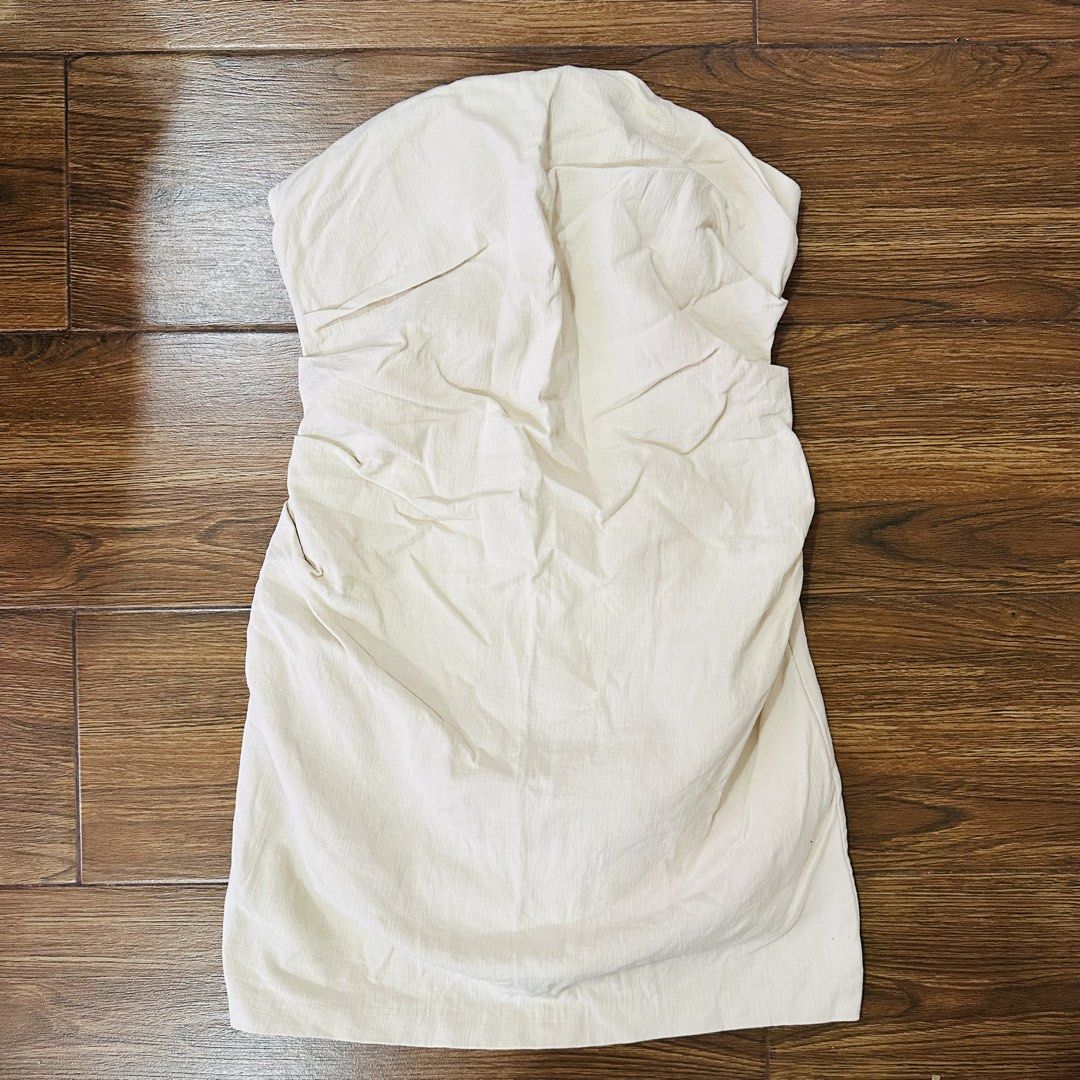 Zara Cream Strapless Dress - Size M (Category: Dresses) located in Dolores. Submitted by harleyquinn819 (Listing ID 1438361722, Image 2). Description: - Last price - Cream-colored strapless dress - Ruched bodice - Straight, fitted skirt - Zipper closure at the back - Lightweight fabric - Suitable for warmer weather - Simple, elegant design.
