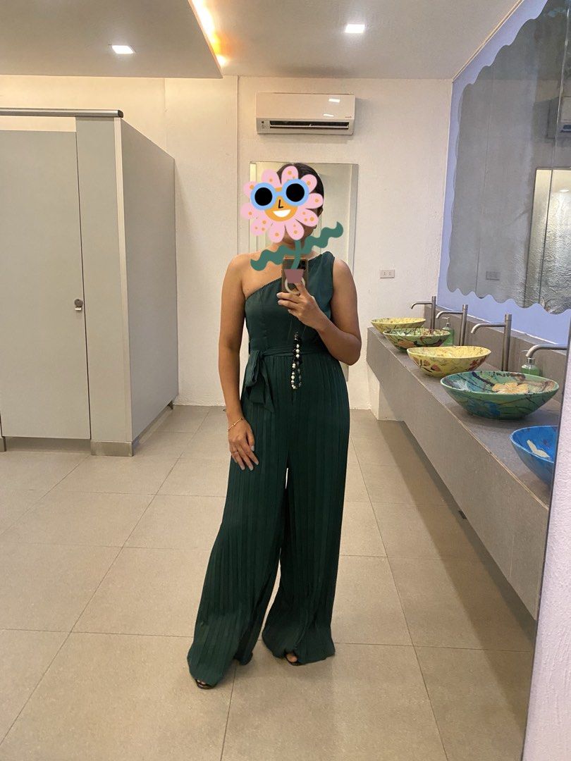 Dark Green One-Shoulder Pleated Jumpsuit (Category: Evening dresses & gowns) located in Pasig City. Submitted by joyceeeeanneee (Listing ID 1438444766, Image 1). Description: - Green one-shoulder jumpsuit - Pleated design - Wide-leg pants - Matching belt included - Flowy, comfortable fabric - Ideal for special occasions and nights out -perfect for the event,wedding guest -small to medium.
