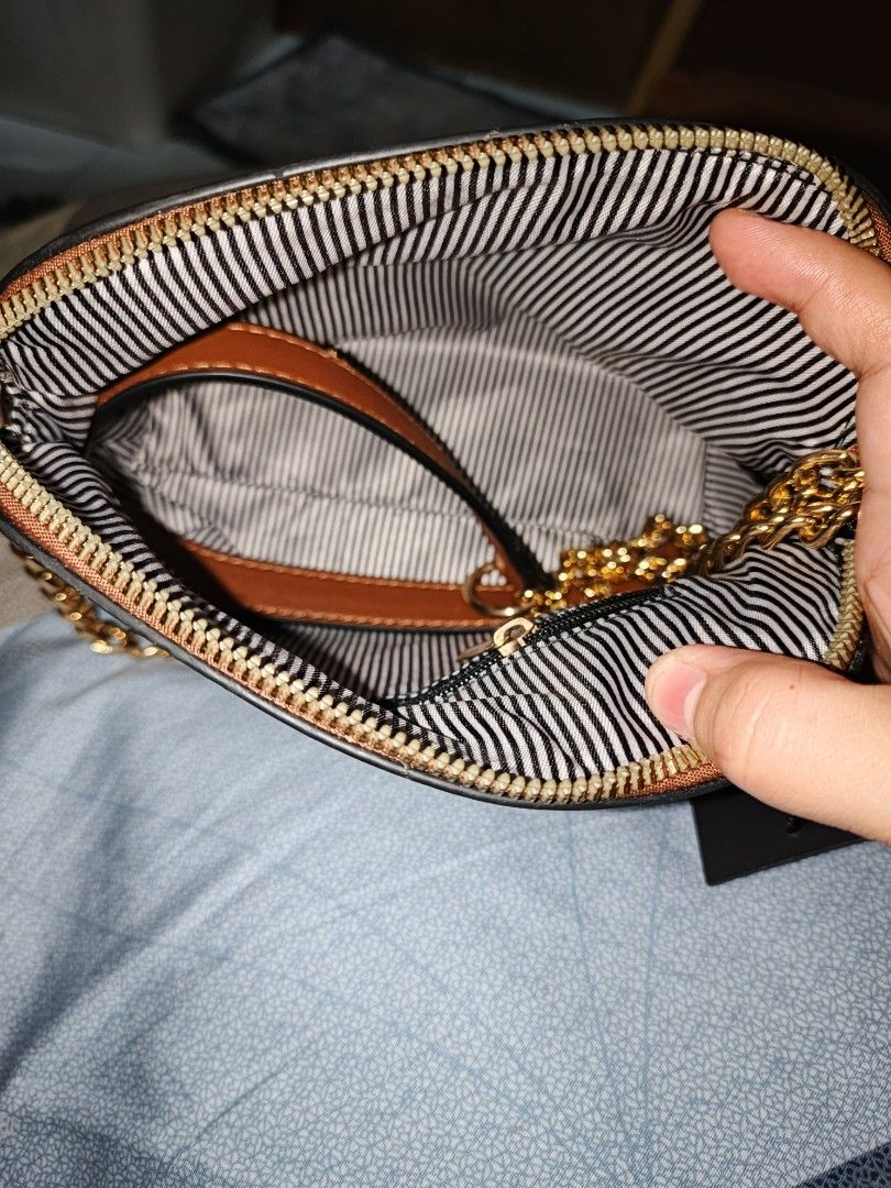Deluxity Los Angeles Small, Sling Bag (Category: Cross-body Bags) located in Manila. Submitted by princee08 (Listing ID 1438486402, Image 3). Description: - Deluxity Los Angeles Crossbody Bag - Color scheme: Brown, Tan, and Black - Gold chain strap - Striped interior - Decorative emblem on front - Zipper closure - Brand new with tag - With slight flaw, pls see pic P1500 only LOC: Manila PM if interested.