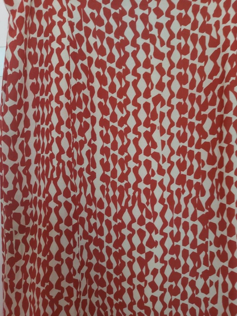 Elena Miro Printed Midi Skirt (Category: Skirts) located in Paranaque City. Submitted by peppita (Listing ID 1438336247, Image 2). Description: EU42 or XL Vintage skirt, made in Italy Fully lined, side zipper closure Length: 29in Waist laid flat: 18in Hips laid flat: 20in Flaw: color has bled but not noticeable when worn 🌺 LAST PRICE POSTED UNLESS YOU BUY 2 OR MORE ITEMS 🌺 No Sh0pee checkout 🌺 No when worn photos unless already posted 🌺 2 day