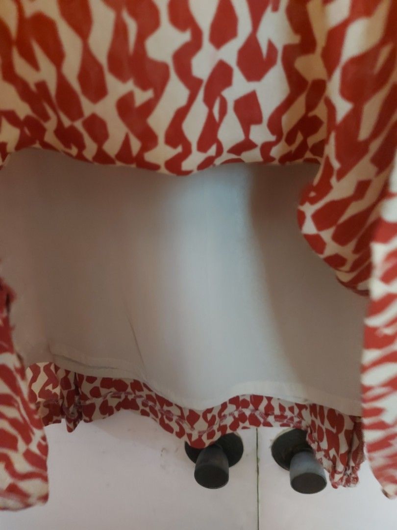 Elena Miro Printed Midi Skirt (Category: Skirts) located in Paranaque City. Submitted by peppita (Listing ID 1438336247, Image 3). Description: EU42 or XL Vintage skirt, made in Italy Fully lined, side zipper closure Length: 29in Waist laid flat: 18in Hips laid flat: 20in Flaw: color has bled but not noticeable when worn 🌺 LAST PRICE POSTED UNLESS YOU BUY 2 OR MORE ITEMS 🌺 No Sh0pee checkout 🌺 No when worn photos unless already posted 🌺 2 day