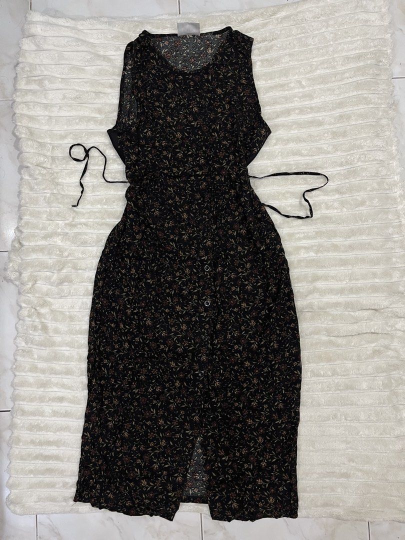 Erika Studio Floral Dress (Category: Dresses) located in Angeles City. Submitted by deyninazd (Listing ID 1438456059, Image 2). Description: - Brand: Erika Studio - Size: L-XL - Style: Vintage midi dress - Features: Black floral print, button-down front, tie-waist - Design: Sleeveless - Length: Midi - Occasion: Casual or semi-formal.