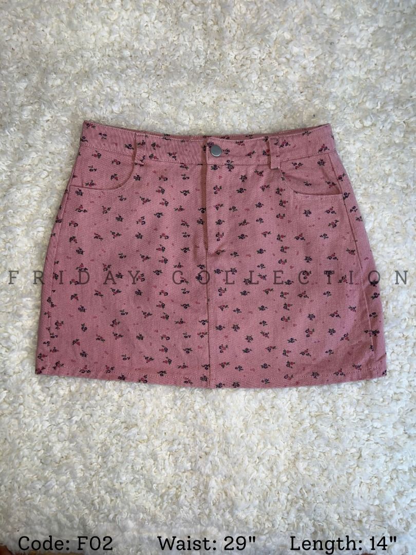 Floral Mini Skirt Thrifted (Category: Skirts) located in Silang. Submitted by excel.dooc (Listing ID 1438378144, Image 1). Description: - Pink mini skirt - Floral pattern - Size: 29/14 - Two front pockets - Button closure - Classic five-pocket design - Textured fabric.