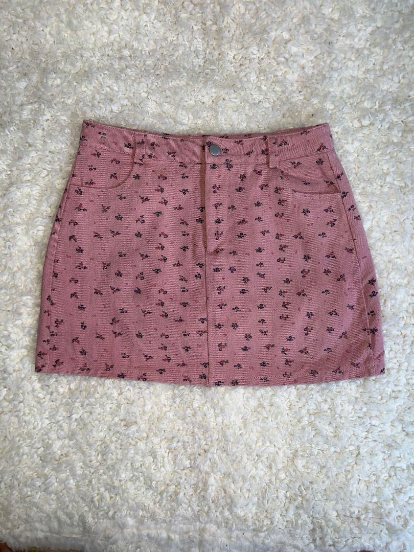 Floral Mini Skirt Thrifted (Category: Skirts) located in Silang. Submitted by excel.dooc (Listing ID 1438378144, Image 2). Description: - Pink mini skirt - Floral pattern - Size: 29/14 - Two front pockets - Button closure - Classic five-pocket design - Textured fabric.