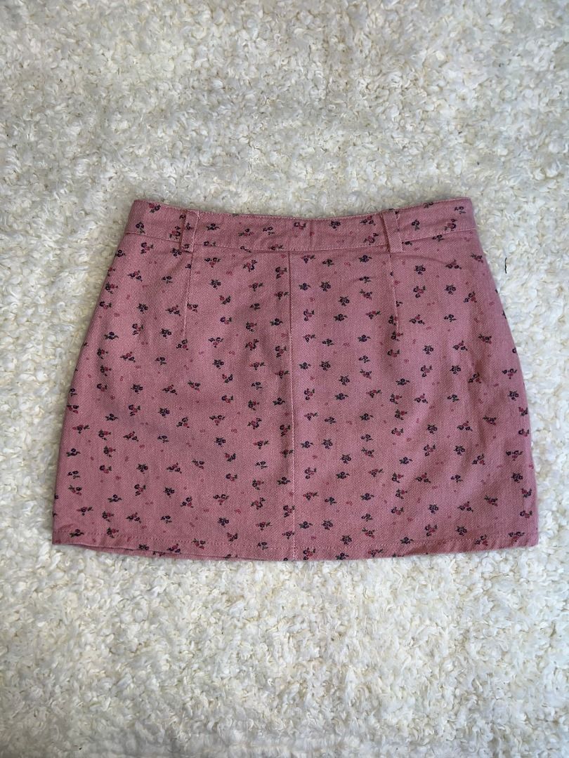 Floral Mini Skirt Thrifted (Category: Skirts) located in Silang. Submitted by excel.dooc (Listing ID 1438378144, Image 3). Description: - Pink mini skirt - Floral pattern - Size: 29/14 - Two front pockets - Button closure - Classic five-pocket design - Textured fabric.