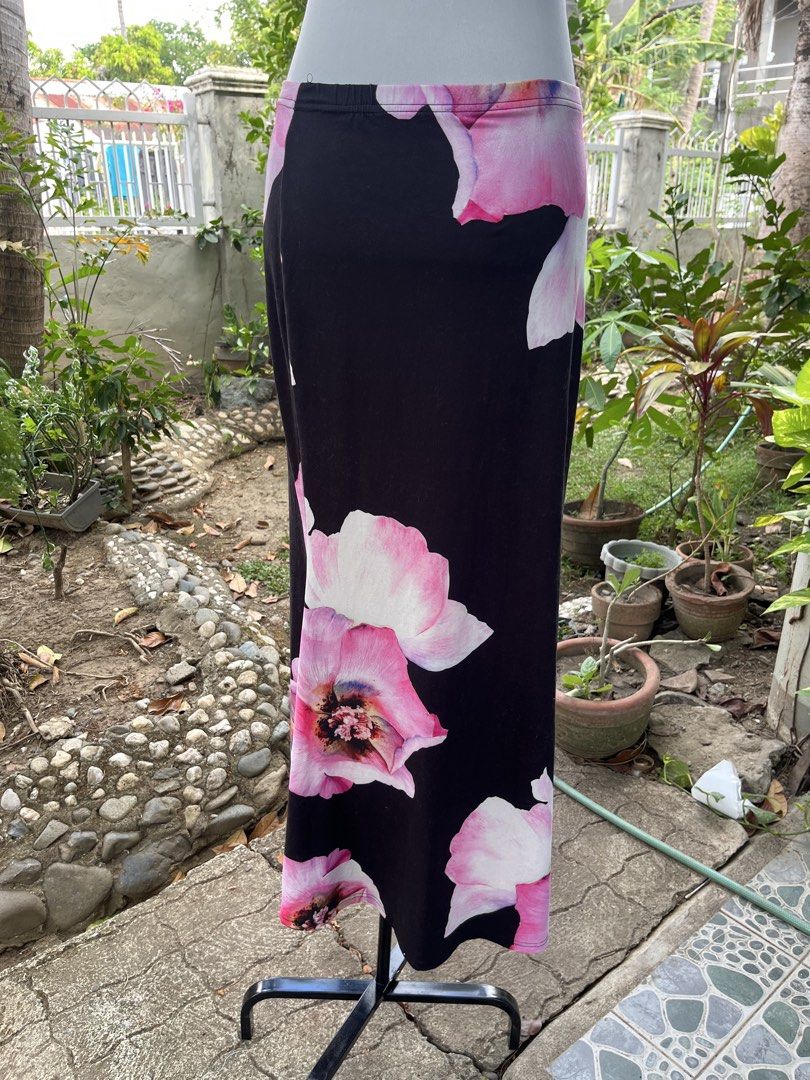 Floral Print Maxi Skirt (Category: Skirts) located in Ilagan. Submitted by bluebird.2026 (Listing ID 1438415091, Image 1). Description: - Black maxi skirt - Pink and white floral print - Elastic waistband - Lightweight fabric - Suitable for warm weather - Long, straight design.