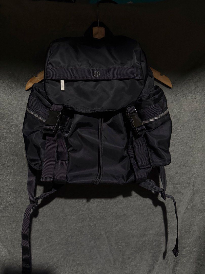For sale authentic lululemon wunderlust back pack (Category: Backpacks) located in Taguig. Submitted by thasmallph (Listing ID 1438321331, Image 2). Description: Authentic legit Excellent condition No issue No discoloration No hole .