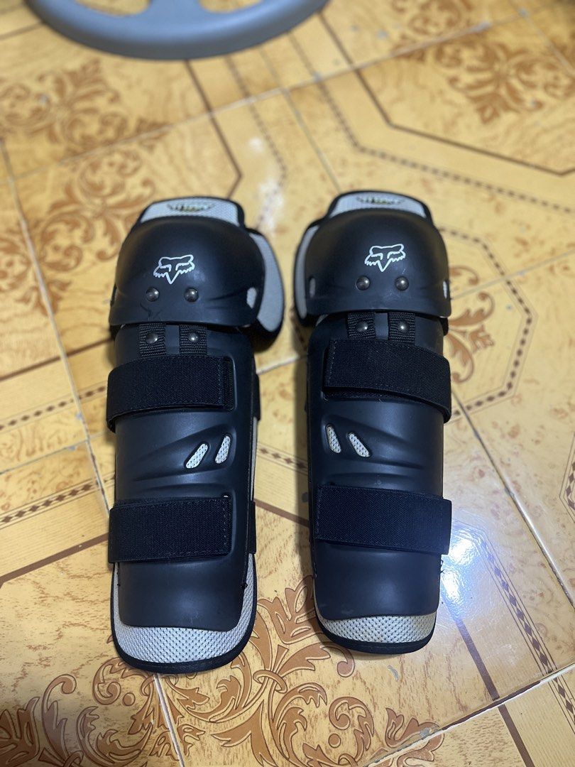 Fox Titan Sport Knee Guard (Category: Other Sports Equipment and Supplies) located in Bulacan. Submitted by sef19 (Listing ID 1438325886, Image 2). Description: - Fox Titan Sport knee guards - Black and white color scheme - Features Fox logo - Adjustable straps for a secure fit - Ready for use - Product code: 19586030.