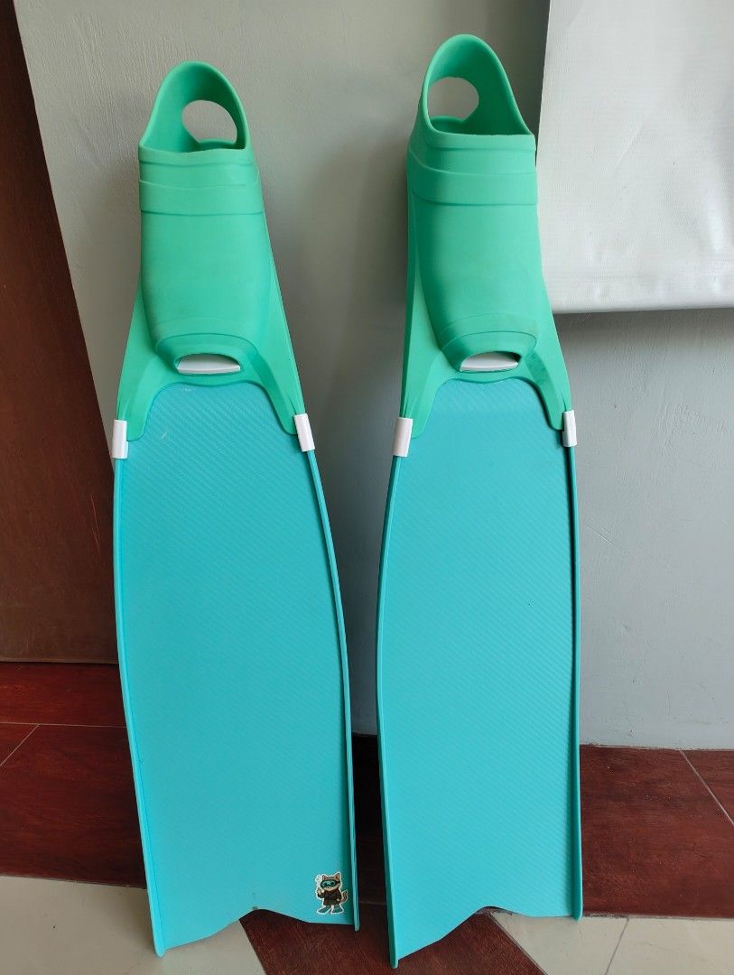 Freediving long fins (Category: Other Sports Equipment and Supplies) located in Calamba. Submitted by krisnelle888 (Listing ID 1438446509, Image 1). Description: - Freediving long fins - Teal color - Size: 39-40 - Designed for freediving -Plastic long fins -soft foot pocket, sarap sa paa - Efficient design RFS: niregaluhan ng new fiberglass fins kaya once lang nagamit Original price 3.6k.