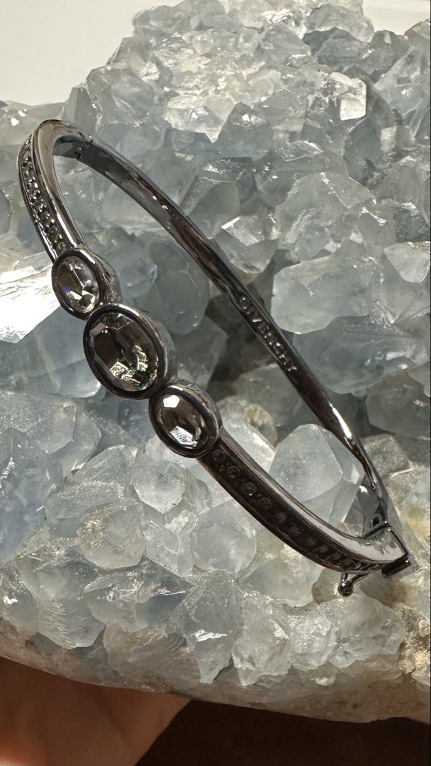 Givenchy Bangle （分類：飾物及配件）位於 Hong Kong。 由 cb11227 提交（商品編號 1438326184，圖片 1）。簡介： 100% Authentic 17cm。