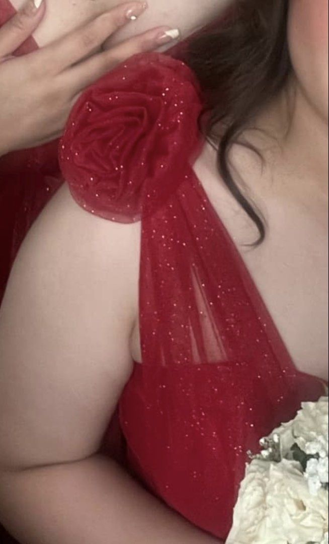 Gown (Category: Evening dresses & gowns) located in Binangonan. Submitted by rosedeclutterclothes (Listing ID 1438406932, Image 3). Description: Used once only!!! Color red. Gown with glitters. Rose on shoulder with ties on the back..