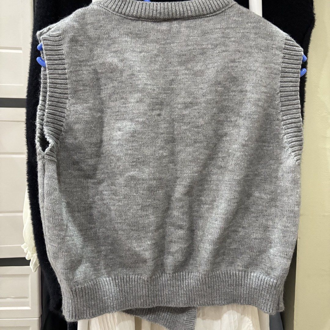 Gray Knit Vest (Category: Sleeveless) located in Los Banos. Submitted by _loopee27 (Listing ID 1438387761, Image 2). Description: - Gray knit vest - V-neck design - Button details on sides - Soft knit material - Sleeveless - Layering piece - Ribbed hem and neckline.