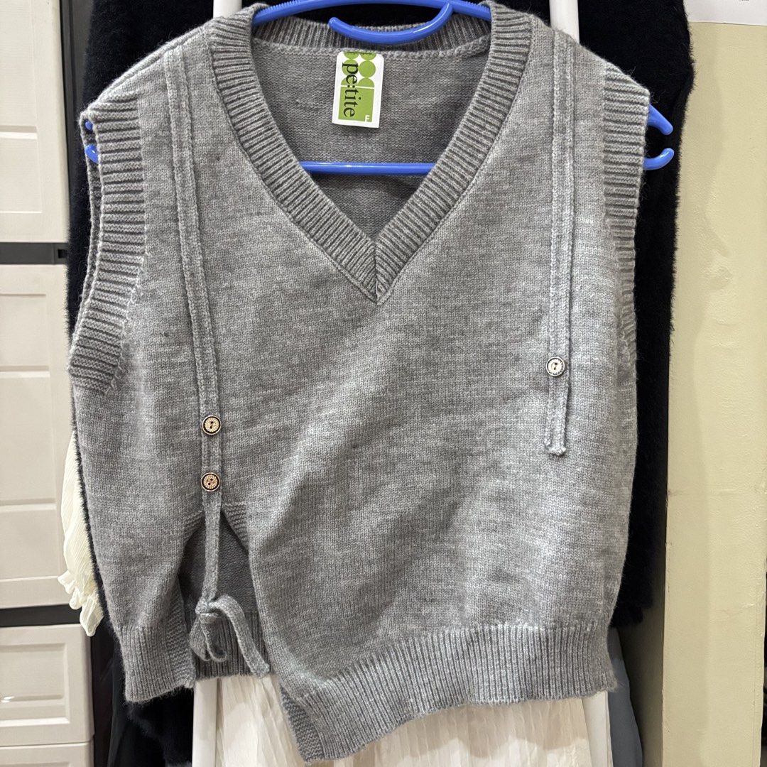 Gray Knit Vest (Category: Sleeveless) located in Los Banos. Submitted by _loopee27 (Listing ID 1438387761, Image 1). Description: - Gray knit vest - V-neck design - Button details on sides - Soft knit material - Sleeveless - Layering piece - Ribbed hem and neckline.