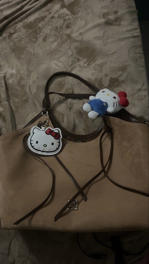 Hello Kitty Bag (Category: Shoulder Bags) located in Shah Alam. Submitted by likeya (Listing ID 1438427708, Image 2). Description: Hello Kitty Bag Ligtly use and condition like new.