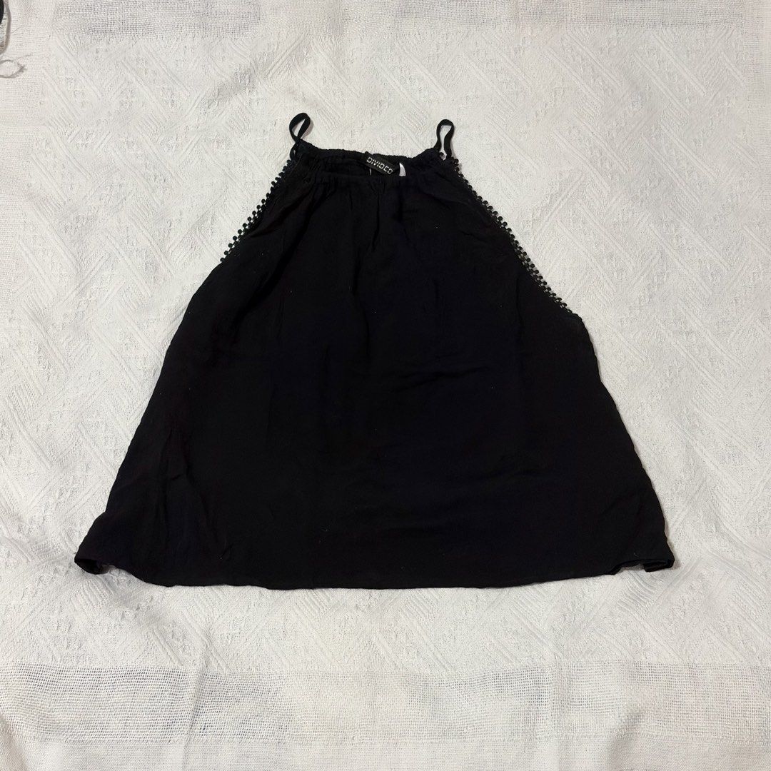 H&M Black Crinkled Strappy Halter Top (Category: Sleeveless) located in Pateros City. Submitted by evenings_ (Listing ID 1438486950, Image 3). Description: - H&M black halter top - Round neckline with delicate trim - Thin straps - Flowy silhouette - Keyhole detail at the back - Lightweight fabric - Perfect for a casual, chic look.